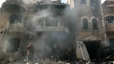 آثار غارة إسرائيلية سابقة على لبنان