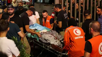 مسعفون ينقلون أحد المصابين في الانفجار