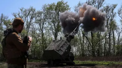 جندي أوكراني يطلق نيران المدفعية 