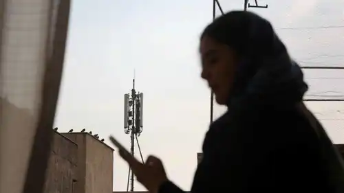 إيرانية تستخدام هاتفها