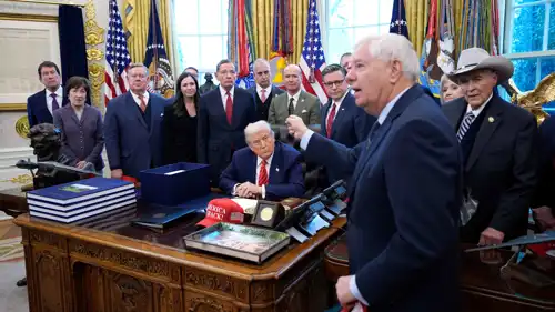 ترامب يستمع للسيناتور ليندسي غراهام