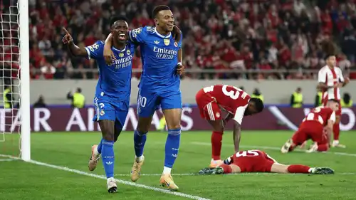 مبابي وفينيسيوس يحتفلان بالهدف الرابع في شباك اولمبياكوس