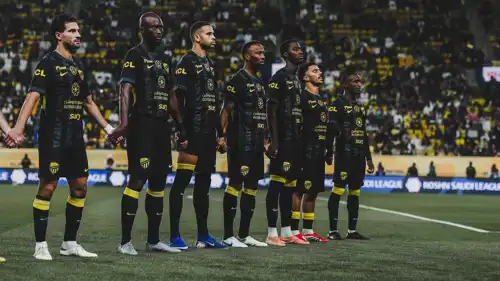 يوسف النصيري مع لاعبي الاتحاد قبل مباراة النصر