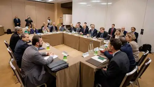 وزراء خارجية فرنسا وبريطانيا وألمانيا يجرون مباحثات مع نظيرهم الإيراني في جنيف 20 يونيو الماضي