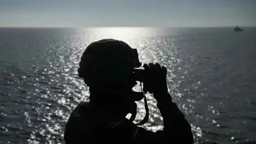 جندي يستعد لمناورة دفاع جوي على متن سفينة الإمدادات البحرية الألمانية