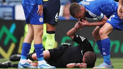 جيمي فاردي مع حكم لقاء ليستر سيتي مع ساوثامبتون