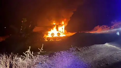 الشاحنة المستهدفة في موقع الغارة الإسرائيلية