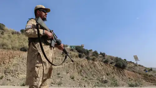 أحد أفراد أمن طالبان على معبر بين أفغانستان وباكستان