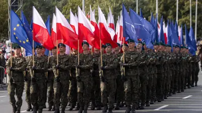 جنود بولنديون يشاركون في عرض عسكري