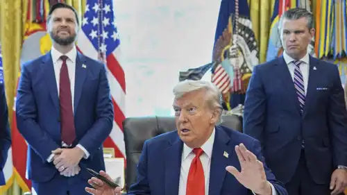 الرئيس الأمريكي دونالد ترامب مع نائبه ووزير دفاعه