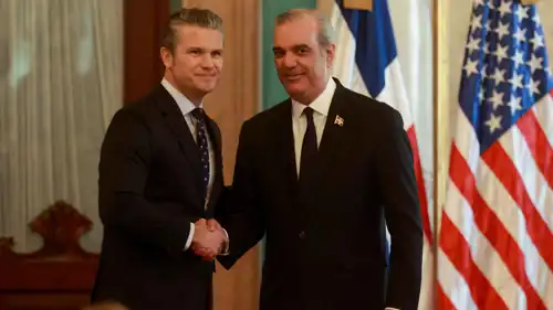 وزير الدفاع الأمريكي بيت هيجسيث ورئيس جمهورية الدومينيكان لويس أبي نادر