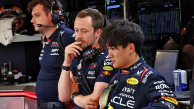 تسونودا (يمين) انضم لفريق رد بول في بطولة فورمولا 1