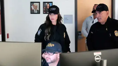 وزيرة الأمن الداخلي كريستي نويم تنظر إلى صور مسح عبر الحدود