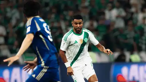 رياض محرز في مباراة الأهلي السعودي وماتشيدا