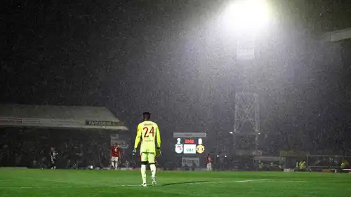 أونانا في مباراة مانشستر يونايتد أمام غريمسبي تاون