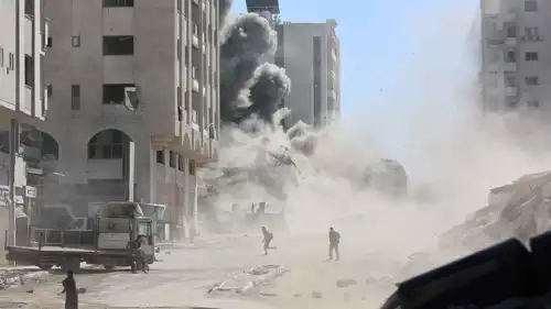 قصف يستهدف أحد الأبراج في غزة