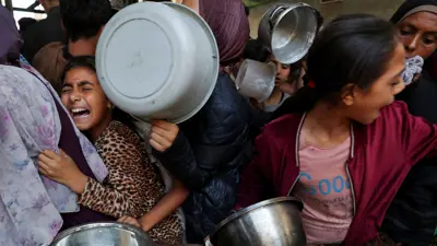 غزيون يتجمعون للحصول على طعام