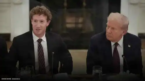 الميكروفون كشف الارتباك.. زوكربيرغ يتلعثم أمام ترامب