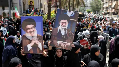 لبنانيون يرفعون صور نصر الله وخامنئي