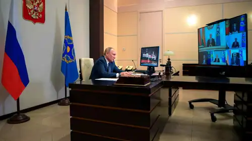 يظهر في الصورة الرئيس الروسي فلاديمير بوتين خلال اجتماعٍ افتراضي.