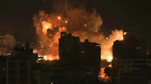 تصاعدت النيران والدخان بعد غارة على غزة
