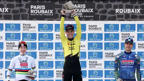  فوت فان آرت يحتفل بالفوز