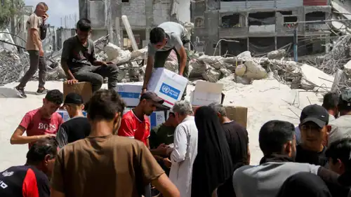 فلسطينيون يتجمعون لتلقي المساعدات في قطاع غزة