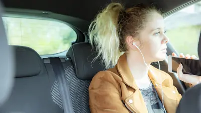 (فتاة في سيارة نقل (تعبيرية