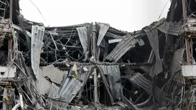 مبنى مكاتب تضرر جراء هجوم صاروخي روسي في كييف، أوكرانيا