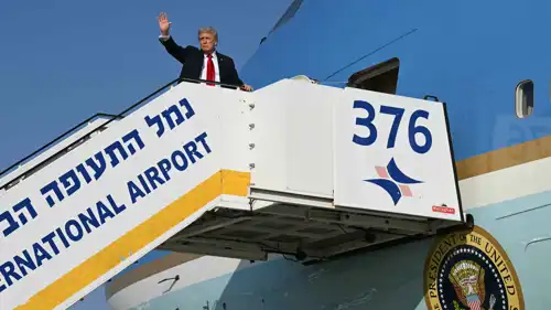 الرئيس الأمريكي يلوح مودعا خلال مغادرته إسرائيل