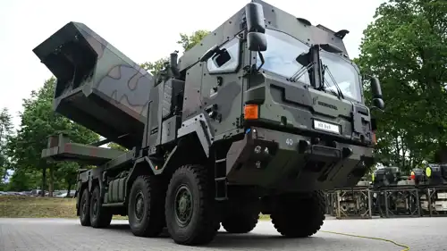 مركبة عسكرية في مصنع لشركة راينميتال الألمانية