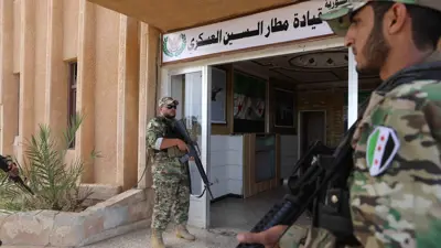 عنصران من جيش سوريا الحرة أمام قيادة مطار السين 