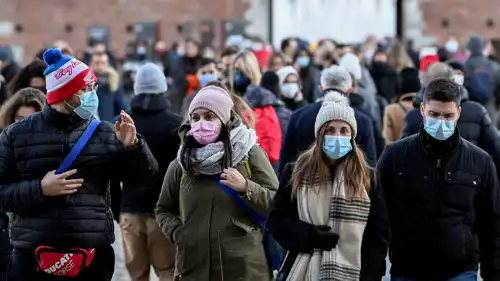 أشخاص يرتدون كمامات في ميلانو