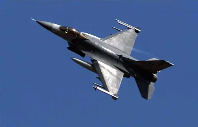 طائرة مقاتلة من طراز إف 16