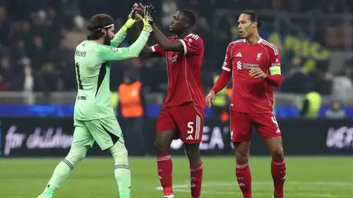 أليسون بيكر مع زملائه في ليفربول