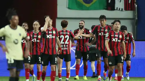 يزن العرب يحتفل بهدفه مع لاعبي سيؤول