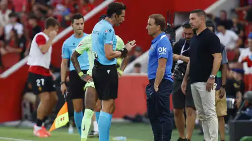 الحكم خوسيه مونويرا يتحدث إلى مدرب مايوركا جاجوبا أراساتي