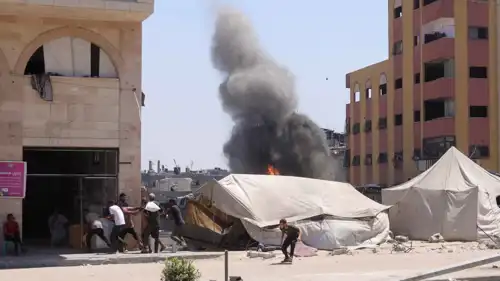 غارة إسرائيلية على مبنى في جباليا 