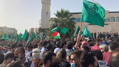 متظاهرون يحملون أعلام جماعة الإخوان