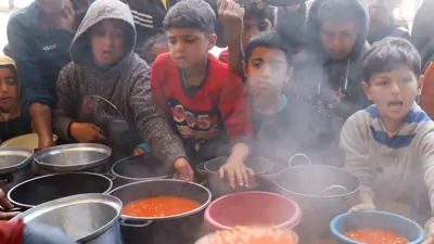 أطفال ينتظرون الحصول على الطعام في غزة