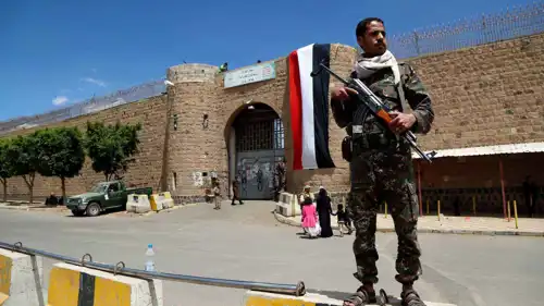 حارس حوثي أمام أحد السجون 