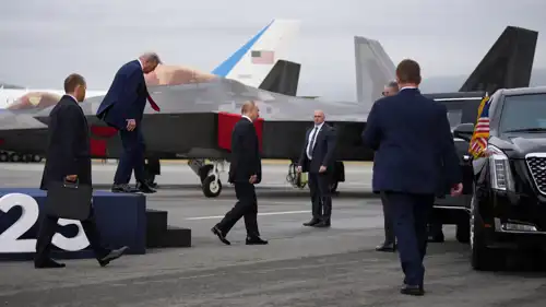 فلاديمير بوتين ودونالد ترامب يستقلان "كاديلاك وان"