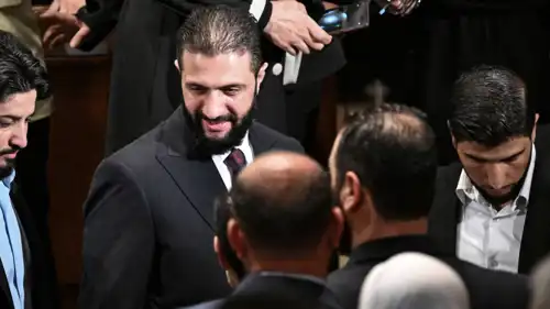الرئيس السوري أحمد الشرع خلال زيارته لإحدى مراكز الاقتراع