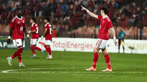 إمام عاشور مع لاعبي الأهلي