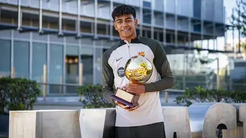 لامين يامال يحمل جائزة فضل لاعب شاب