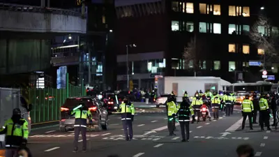 أفراد من الشرطة أمام مقر الرئيس الكوري الجنوبي