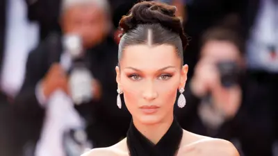 عارضة الأزياء بيلا حديد 