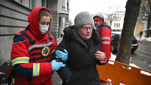 مسعفون ينقلون امرأة أوكرانية مصابة