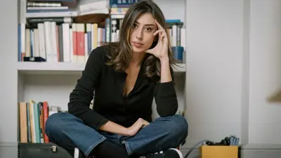 الصحافية الإيطالية سيسيليا سالا