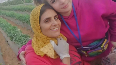 الصورة المتداول للفنانة فاطمة عاطف في حقول الفراولة